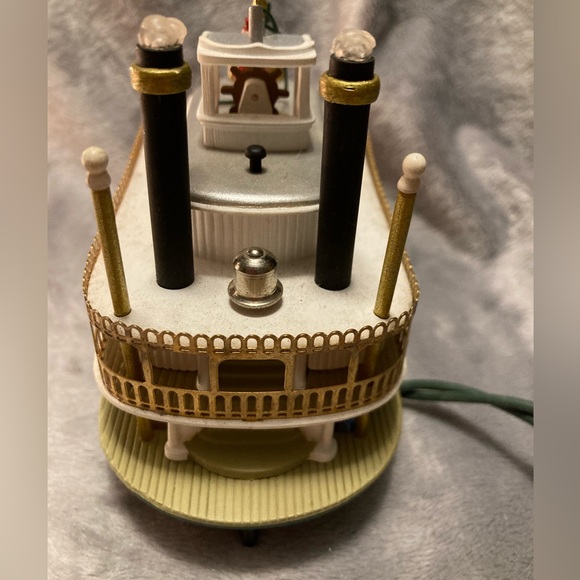 1997 Hallmark Keepsake ornament 
Santa’s Showboat - Picture 5 of 10